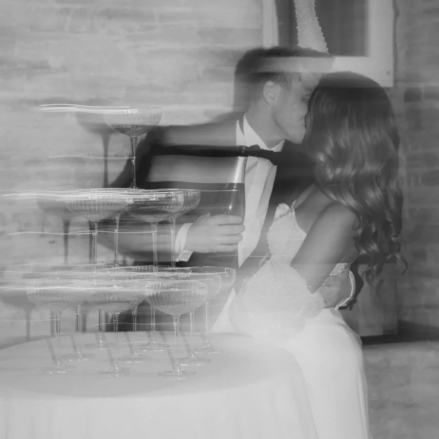 Brautpaar und Champagner Pyramide. Foto mit Blurry Effekt.
